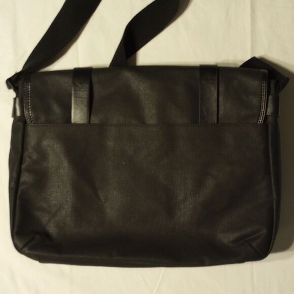 Kenneth Cole Reaction Messenger Bag - Picture 2 of 11